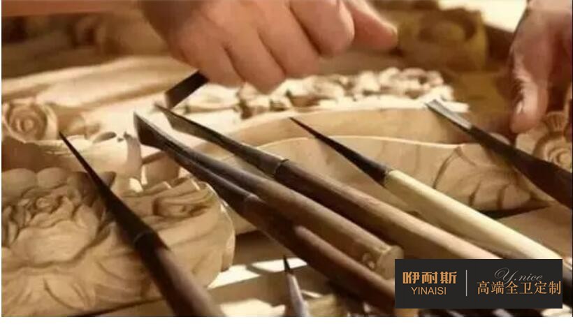 第四步：刮磨。將花紋邊緣有毛刺的地方刮磨平滑。