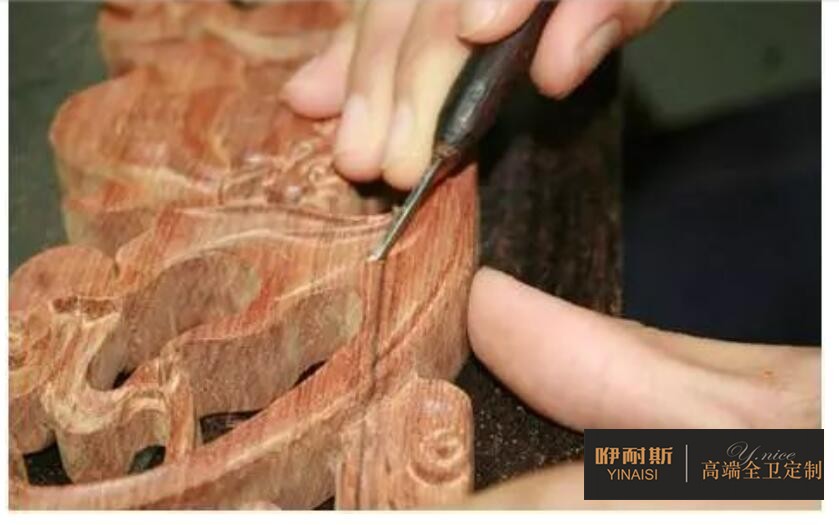 第二步：打坯。每一道細節(jié)都精心雕琢而成，一厘米的寬度就有一公分的深度。