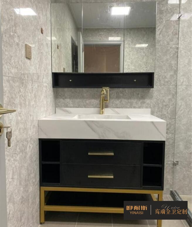 不選臺(tái)面沒(méi)擋水條的浴室柜